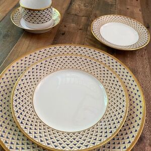 Ignoring fine dinnerware-4 complete 5 piece place settings.